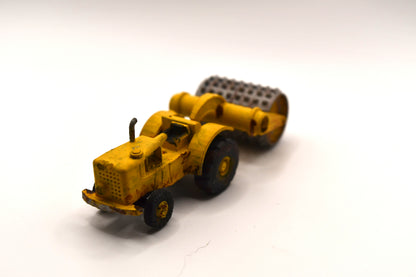 N Scale Compactor Cat DW20 open cab