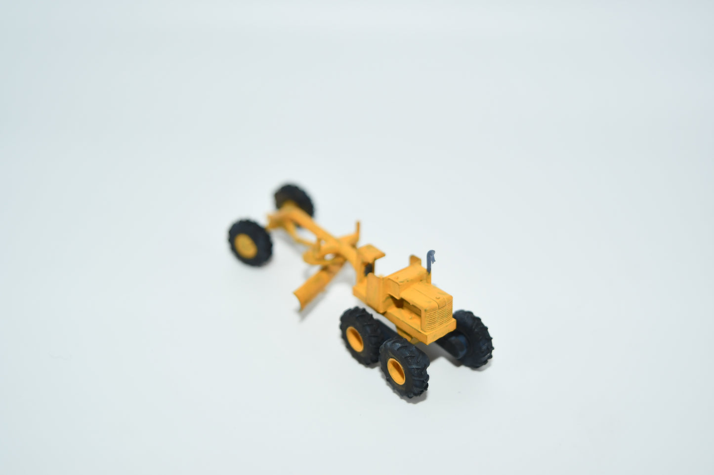 N scale 1950s era Allis Chalmers AC45 grader kit.