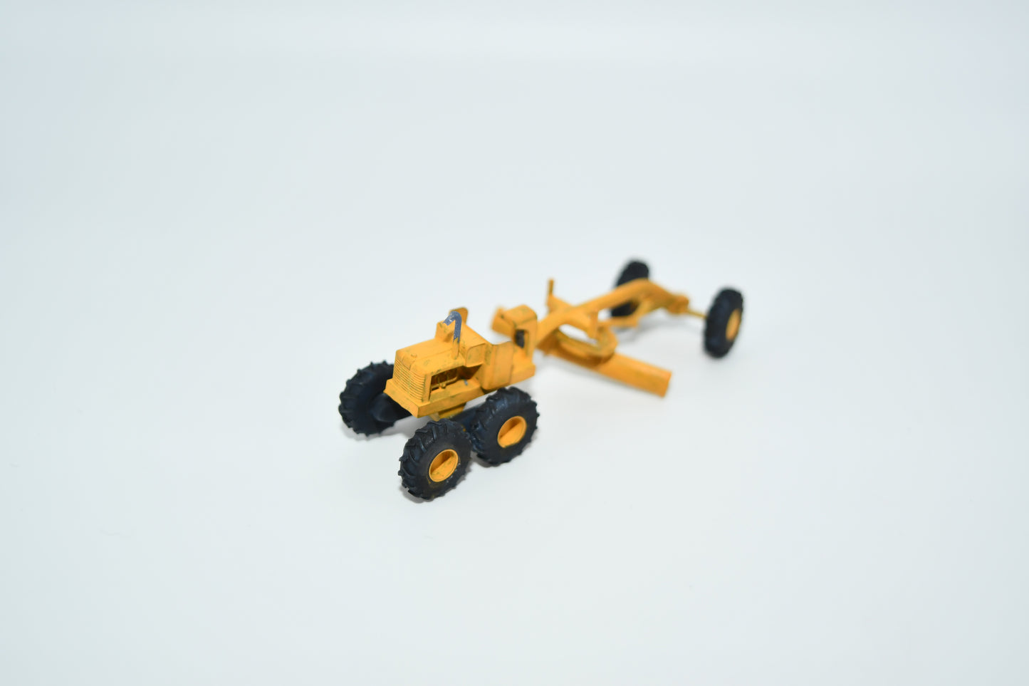 N scale 1950s era Allis Chalmers AC45 grader kit.