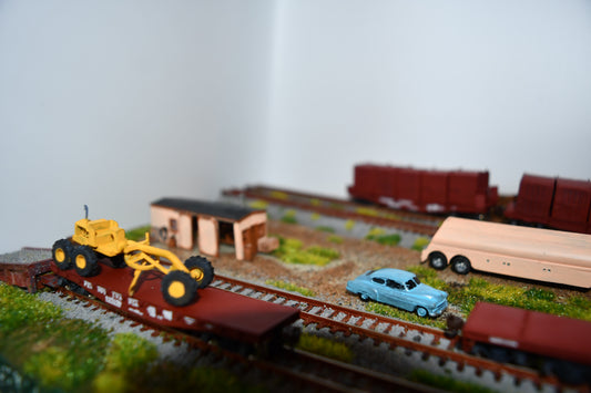 N scale 1950s era Allis Chalmers AC45 grader kit.