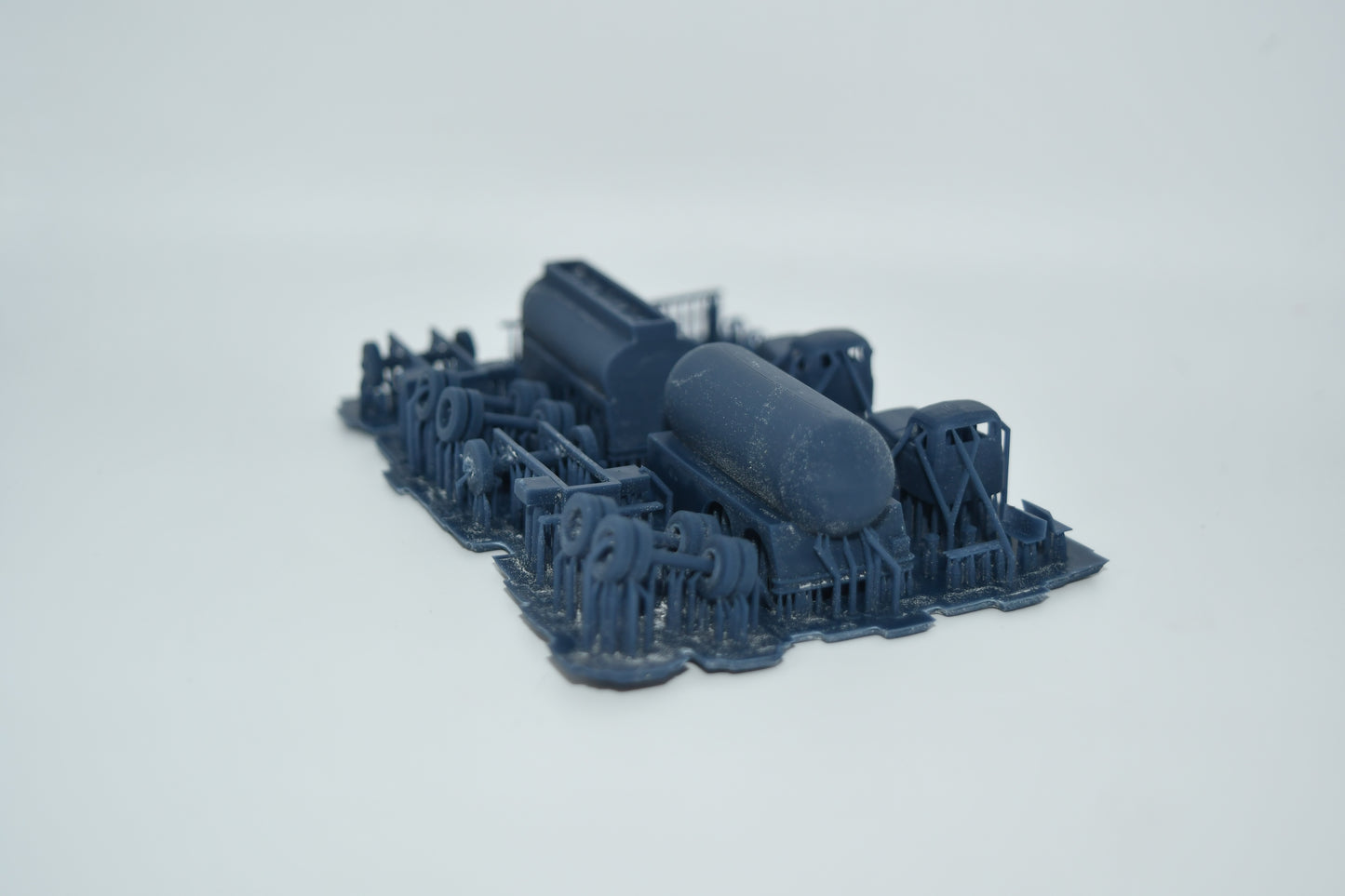 N scale 1953-1972 International RD190 fuel oil and propane truck kit