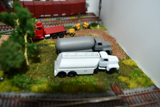 N scale 1953-1972 International RD190 fuel oil and propane truck kit