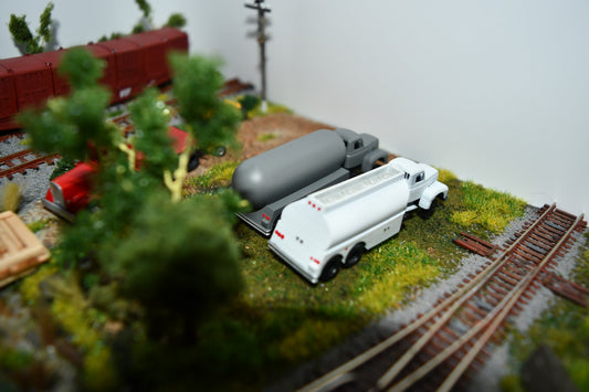 N scale 1953-1972 International RD190 fuel oil and propane truck kit