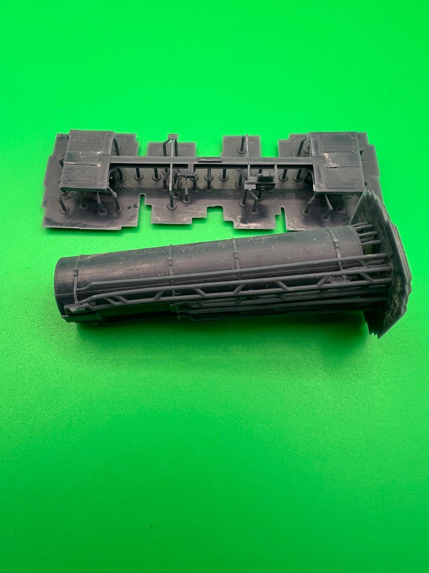 N scale Union Tank co. X3 classic frame, 8000 gallon, 60 inch dome car kit
