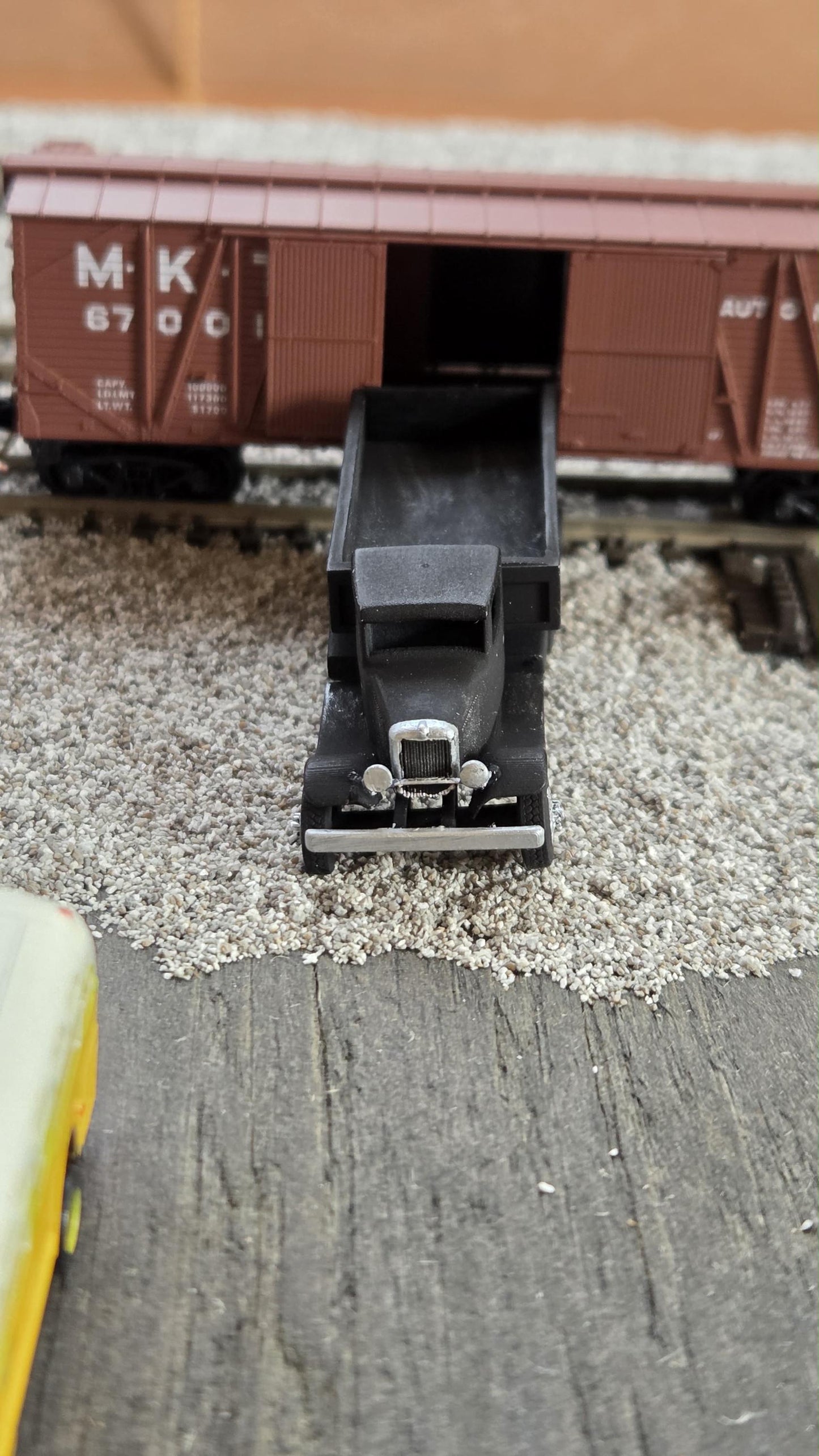 N scale1932 Ford flat bed and dump truck kit