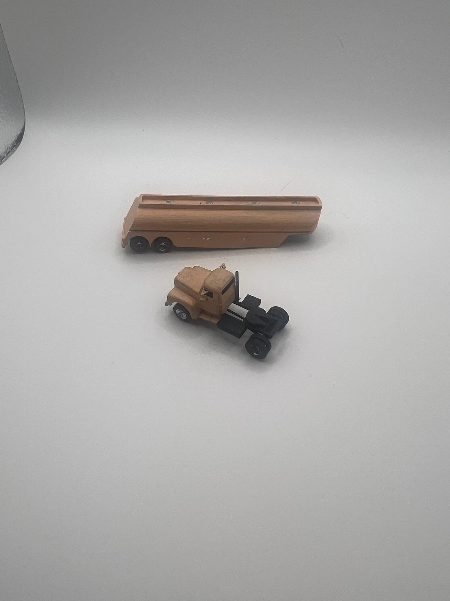N scale 1953-1972 International RD190 fuel tanker kit