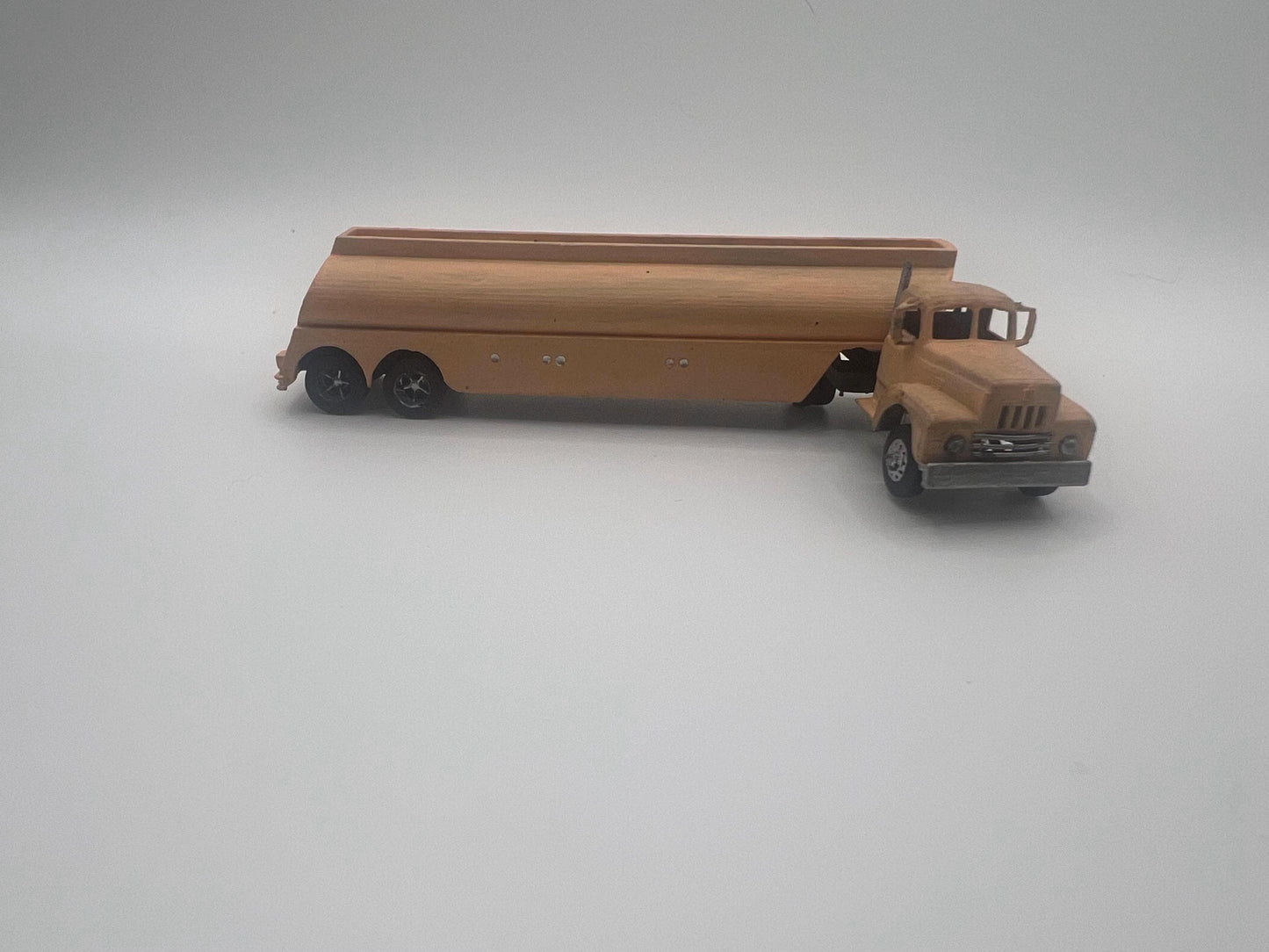 1953-1972 International RD190 fuel tanker. HO scale resin kit