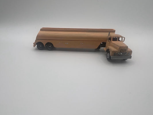 1953-1972 International RD190 fuel tanker. HO scale resin kit